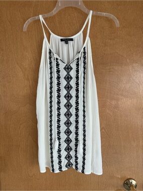Romeo & Juliet Couture Sleeveless Embroidered Top Size M